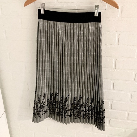 Zara Midi Skirt Pleated Houndstooth Embroidered Flowers White/Black like new XS - Picture 12 of 12